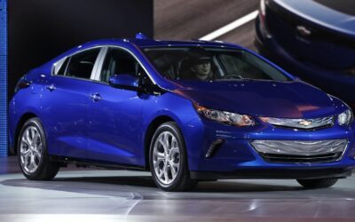 GM to release plug-in hybrid vehicles, backtracking on product plans