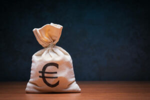 Euro Edges Lower After ECBs Financial Stability Warning