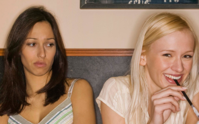 9 subtle signs someone is being plastic and only pretending to like you