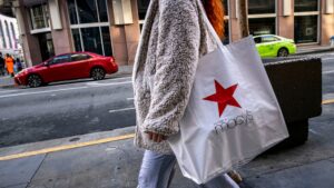 Macys posts preliminary results delays full earnings release