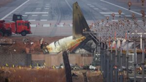 Boeing falls after South Korea orders B737 800 inspection