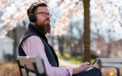 If you listen to podcasts more than you read books, you probably possess these 7 personality traits (according to psychology)