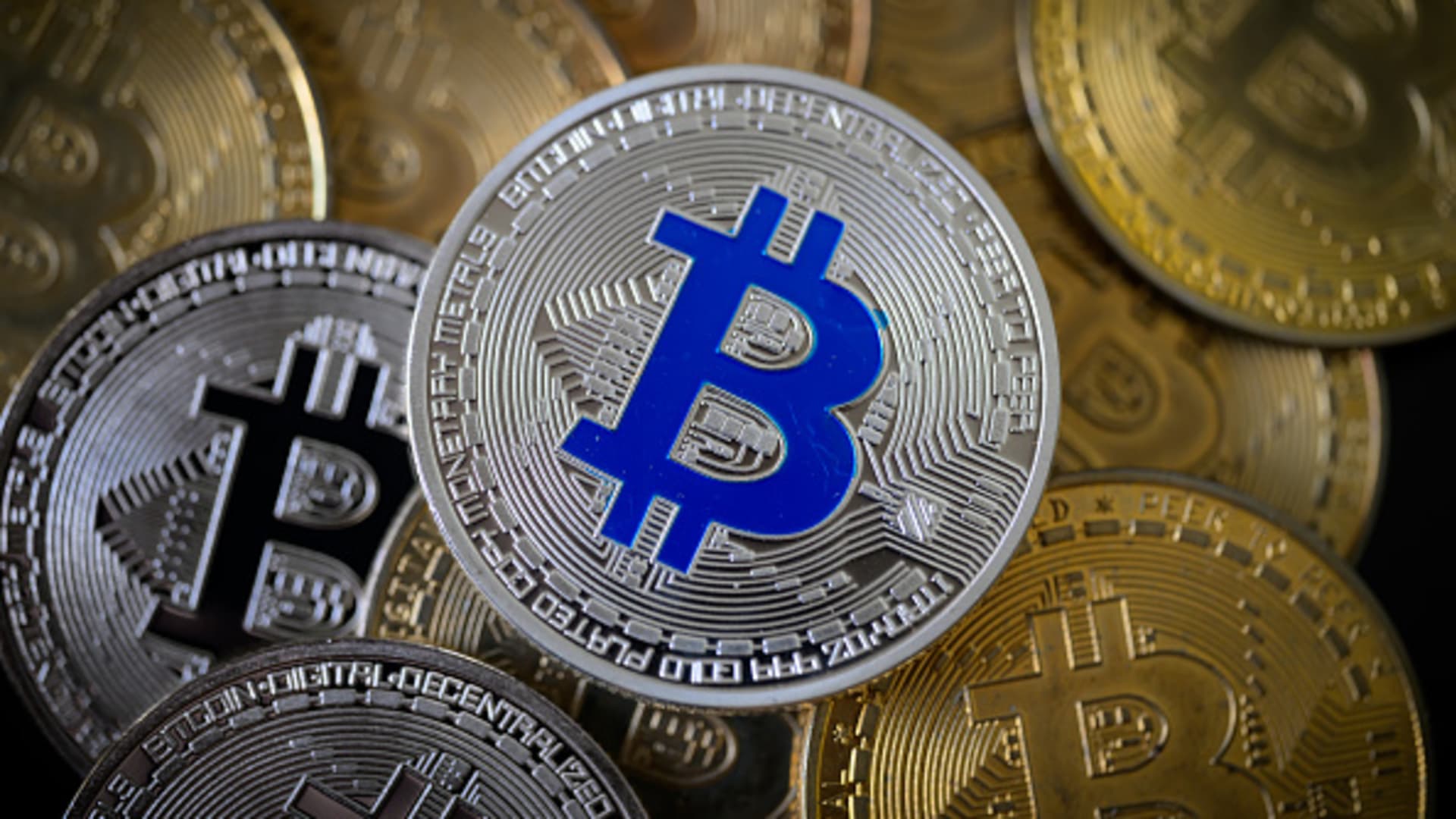 Bitcoin swings back above 97000 in stunning reversal as light