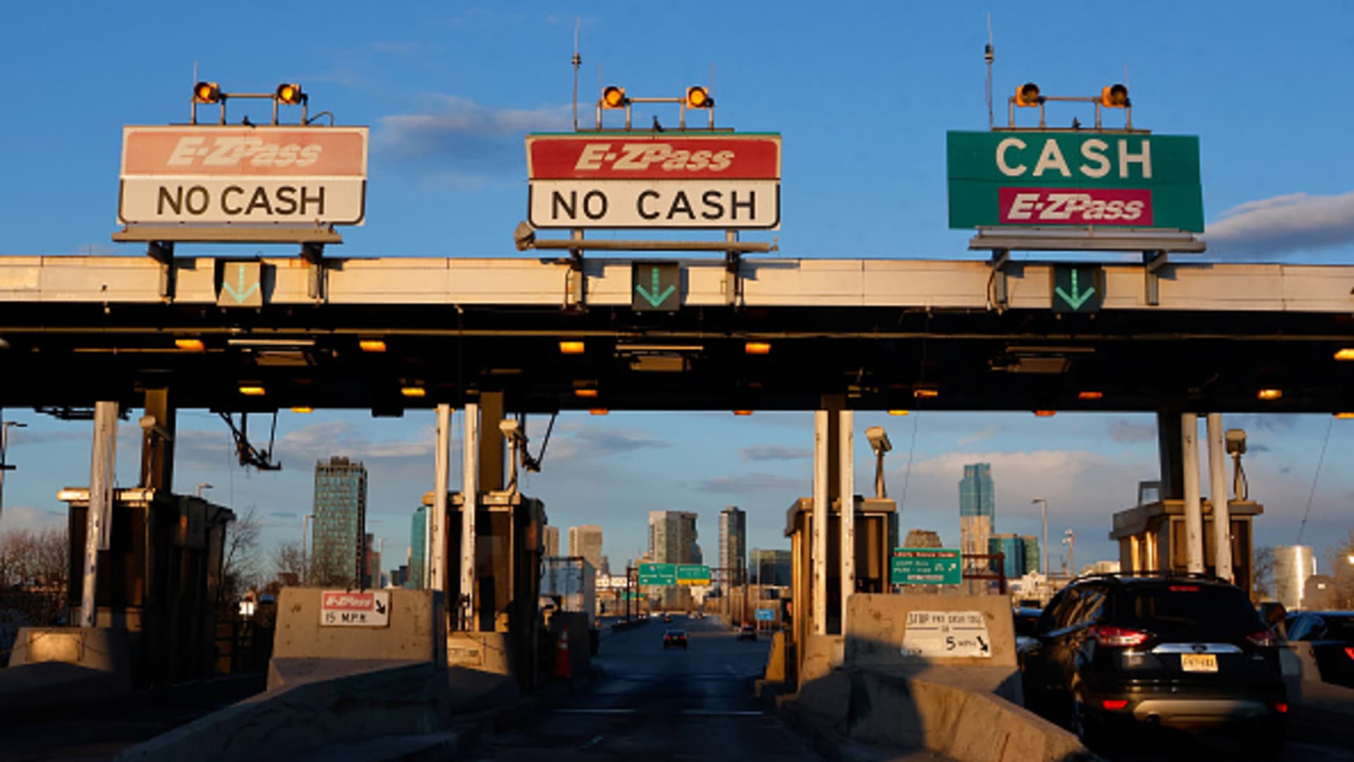 Why toll text scam is out of control and Apple