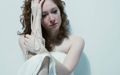 8 daily habits of people who seem strong on the outside but struggle deeply on the inside