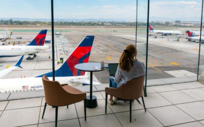 Airlines bank on splurging vacationers as clouds form on economy