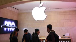 Apple left without life raft amid Trumps China trade war
