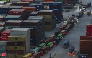Fitch Ratings lowers world growth forecast due to escalation in