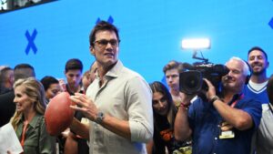 Fanatics Fest skills challenge pits fans vs celebrities for 2