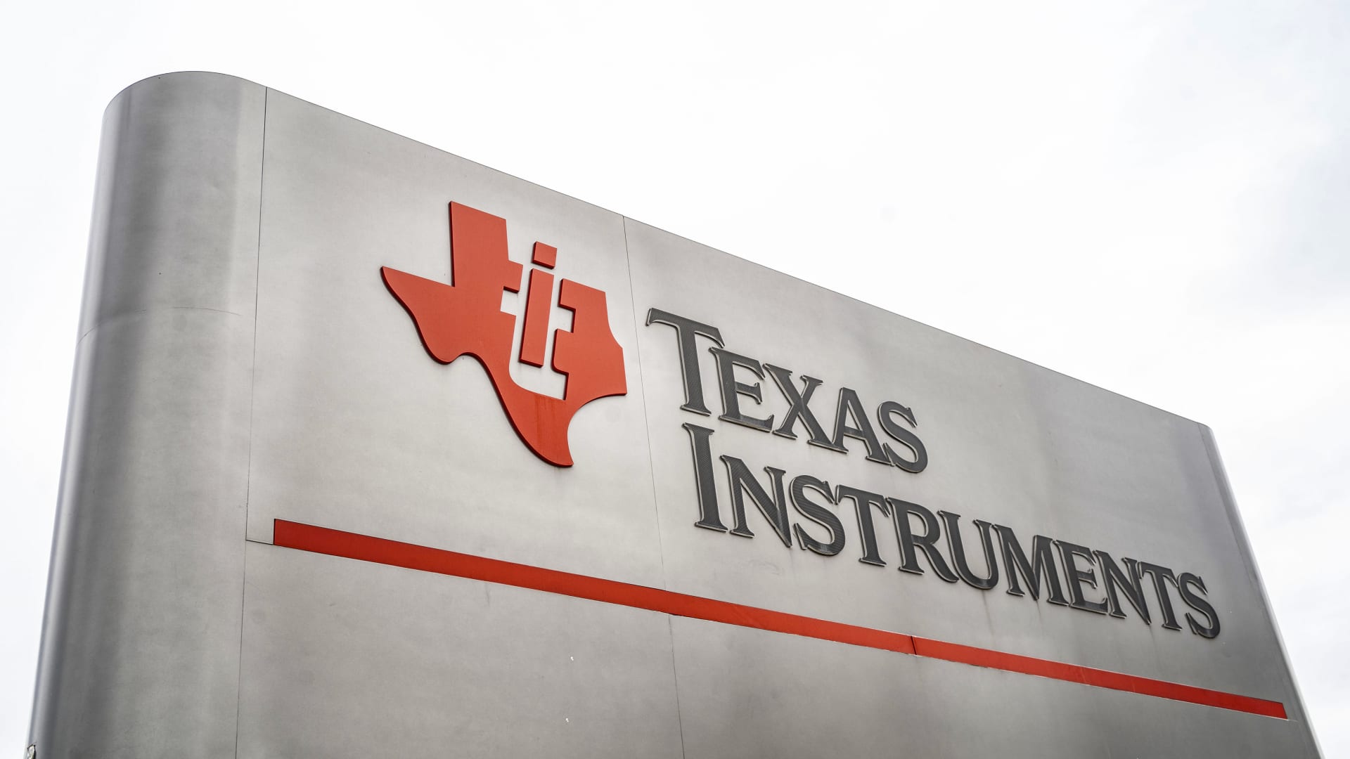 Texas Instruments TXN stock falls on weak forecast