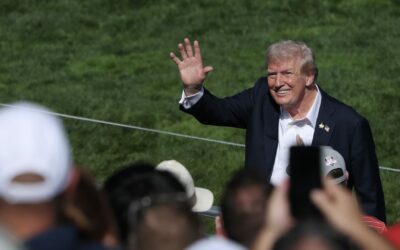 Trump slammed for watching golf as government shutdown looms
