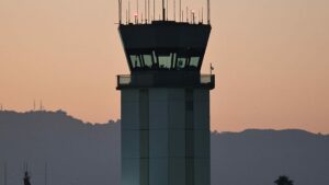 Air traffic control shortages add to US flight delays